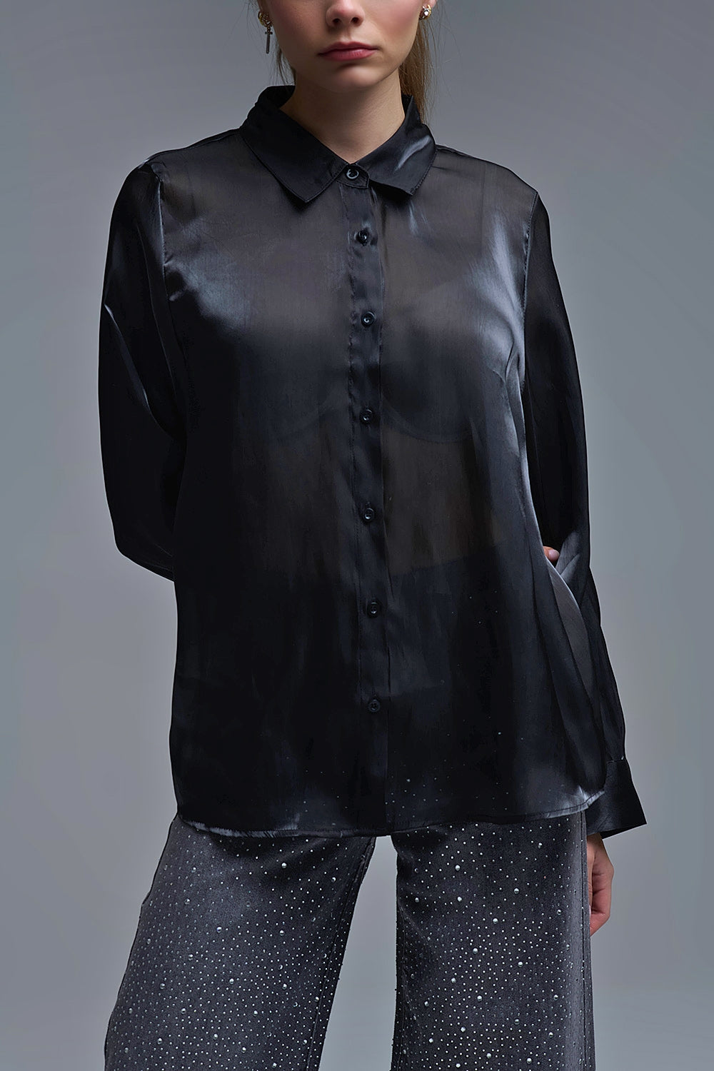 Camisa preta elegante em seda acetinada