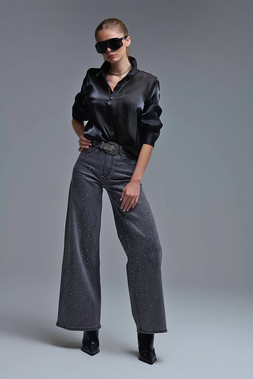 Camisa preta elegante em seda acetinada