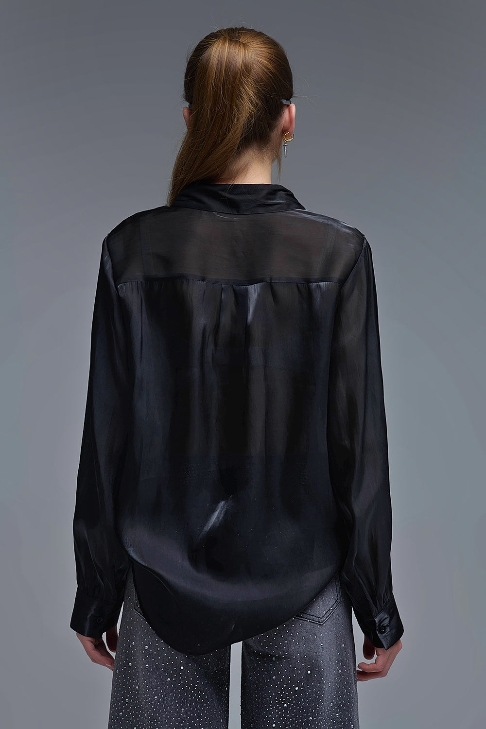 Camisa preta elegante em seda acetinada