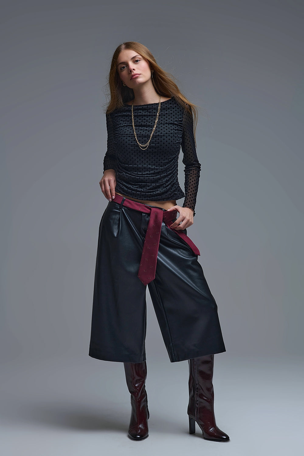 Top de bolinhas pretas chique e transparente
