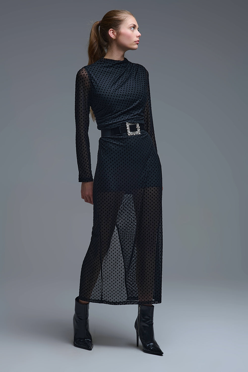 Vestido midi preto chique com bolinhas