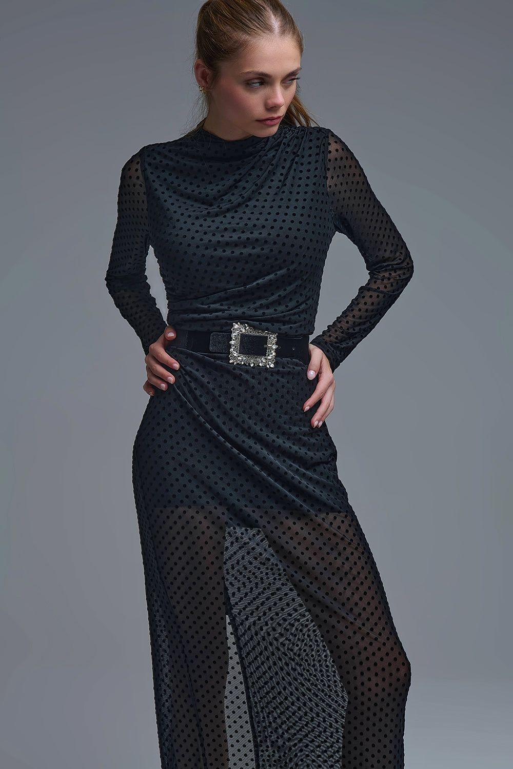 Vestido midi preto chique com bolinhas