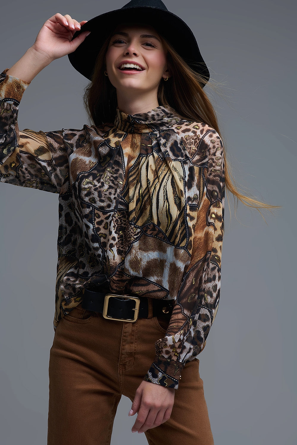camisa de chiffon com estampado animal e pormenores dourados