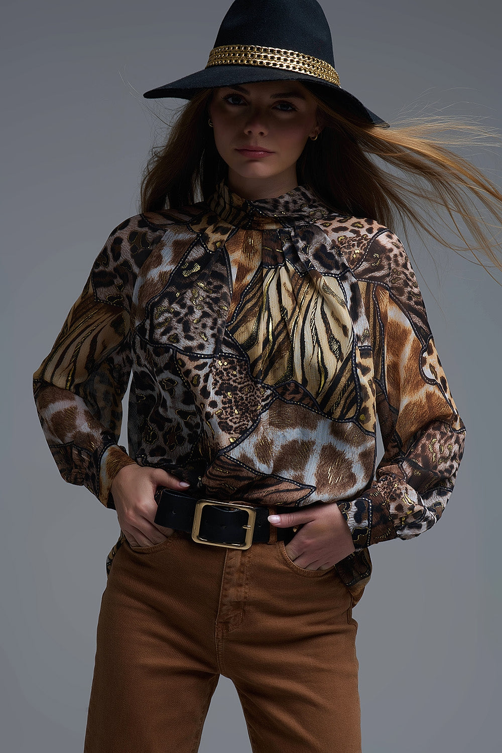 camisa de chiffon com estampado animal e pormenores dourados