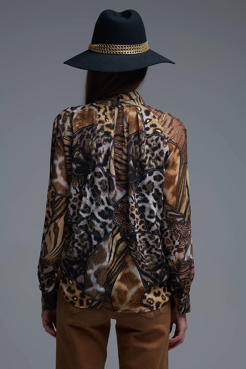camisa de chiffon com estampado animal e pormenores dourados