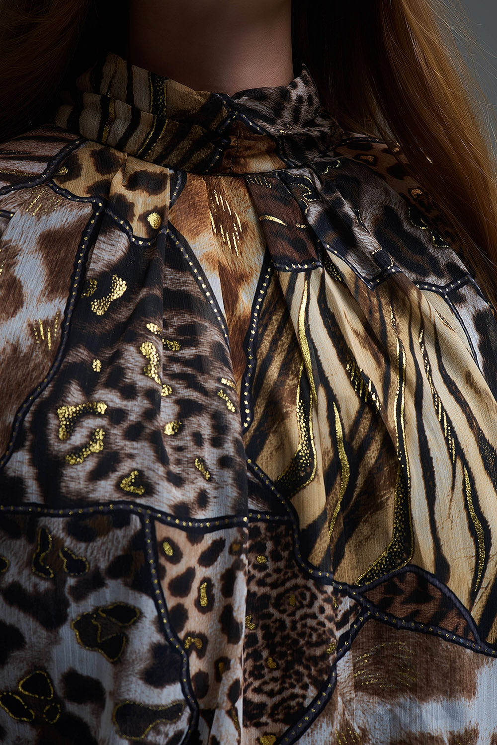 camisa de chiffon com estampado animal e pormenores dourados