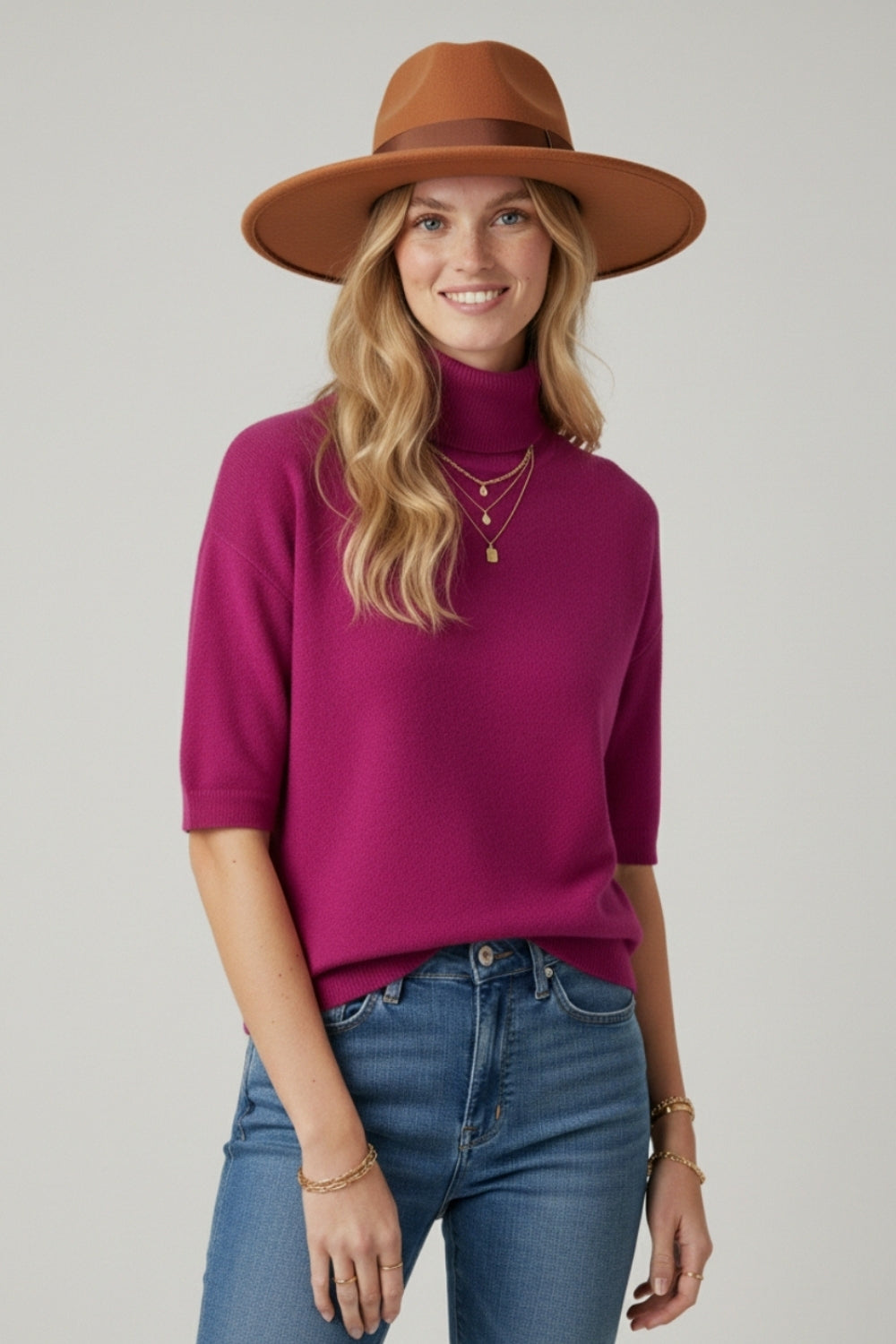 Camisola de malha fina em fúcsia com gola alta e mangas até ao cotovelo