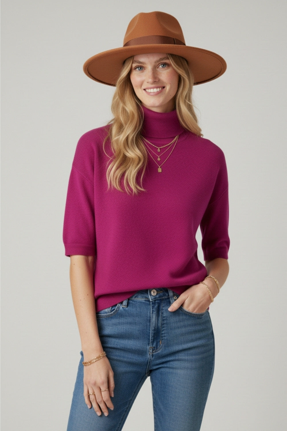 Camisola de malha fina em fúcsia com gola alta e mangas até ao cotovelo