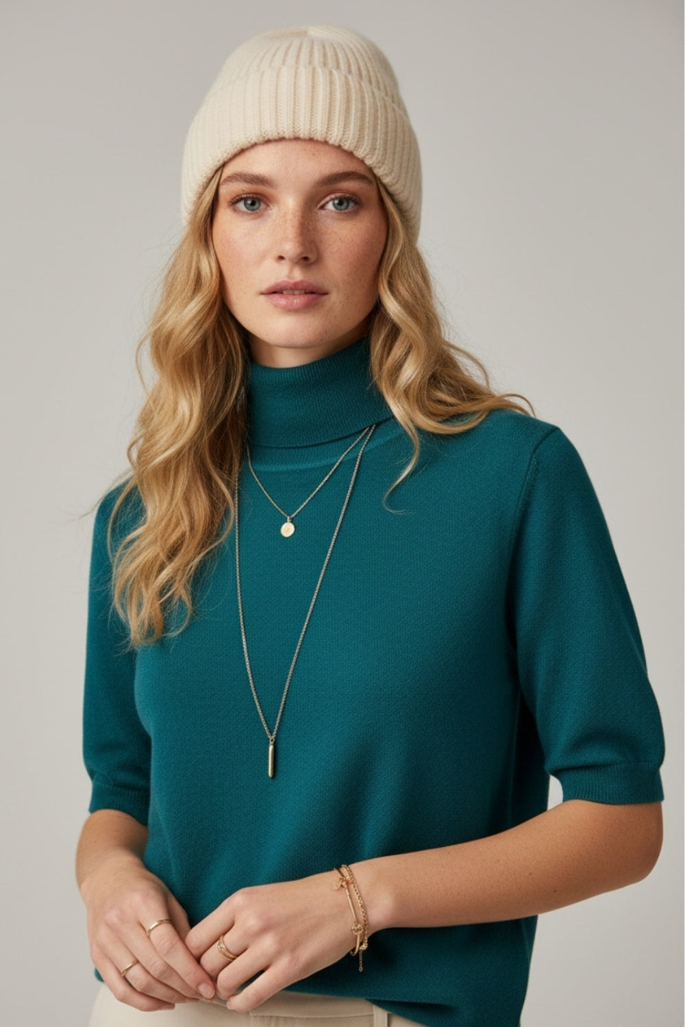 Camisola de malha fina em verde com gola alta e mangas até ao cotovelo