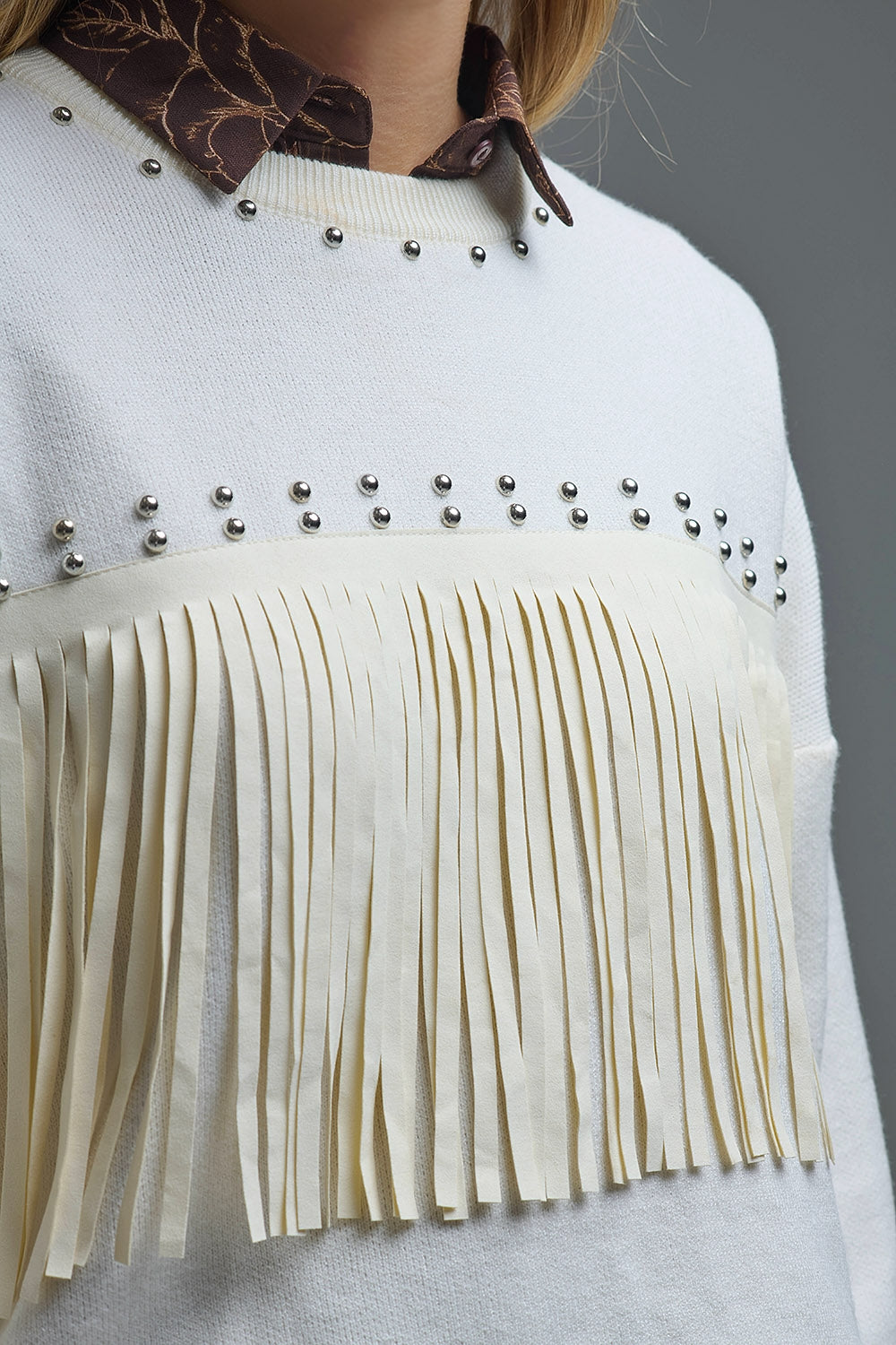 Camisola de malha branca elegante com franjas