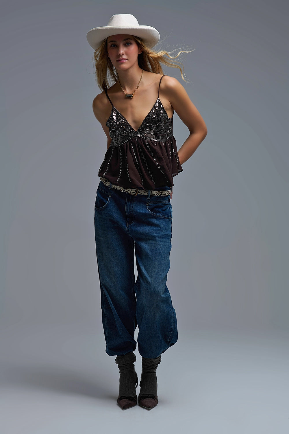 Camisola com lantejoulas embelezada em castanho