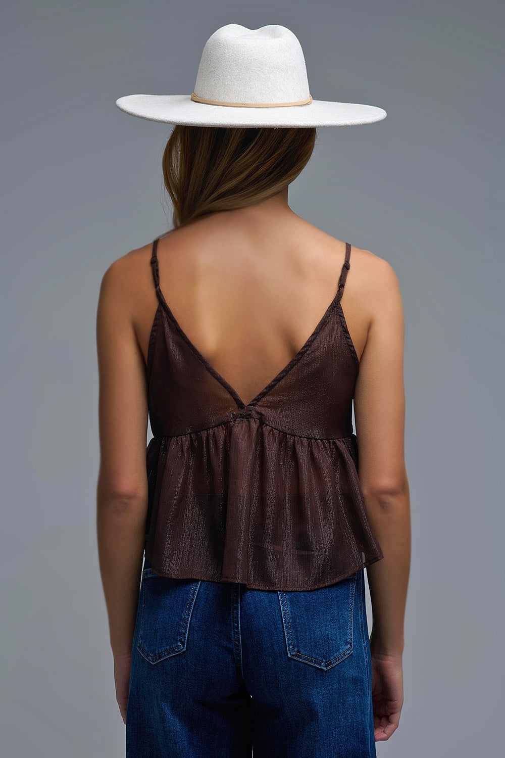 Camisola de lantejoulas em castanho com pormenores florais embelezados