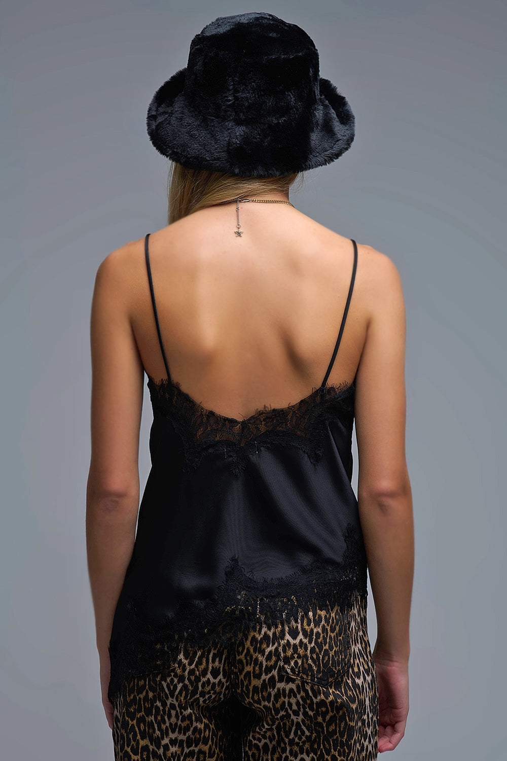 Top de cetim assimétrico em preto com design atado