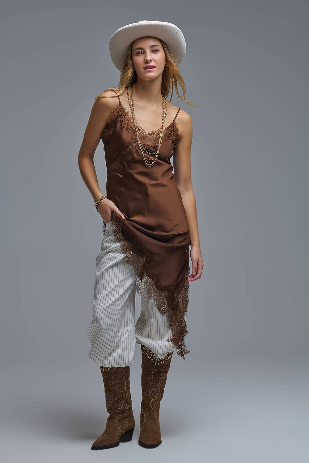 Vestido assimétrico de renda de cetim em castanho
