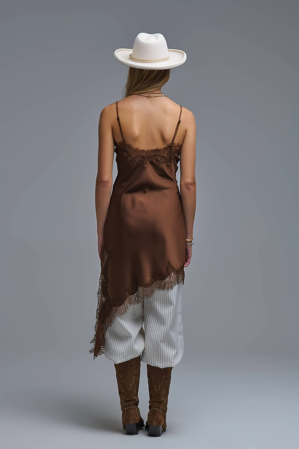 Vestido assimétrico de renda de cetim em castanho