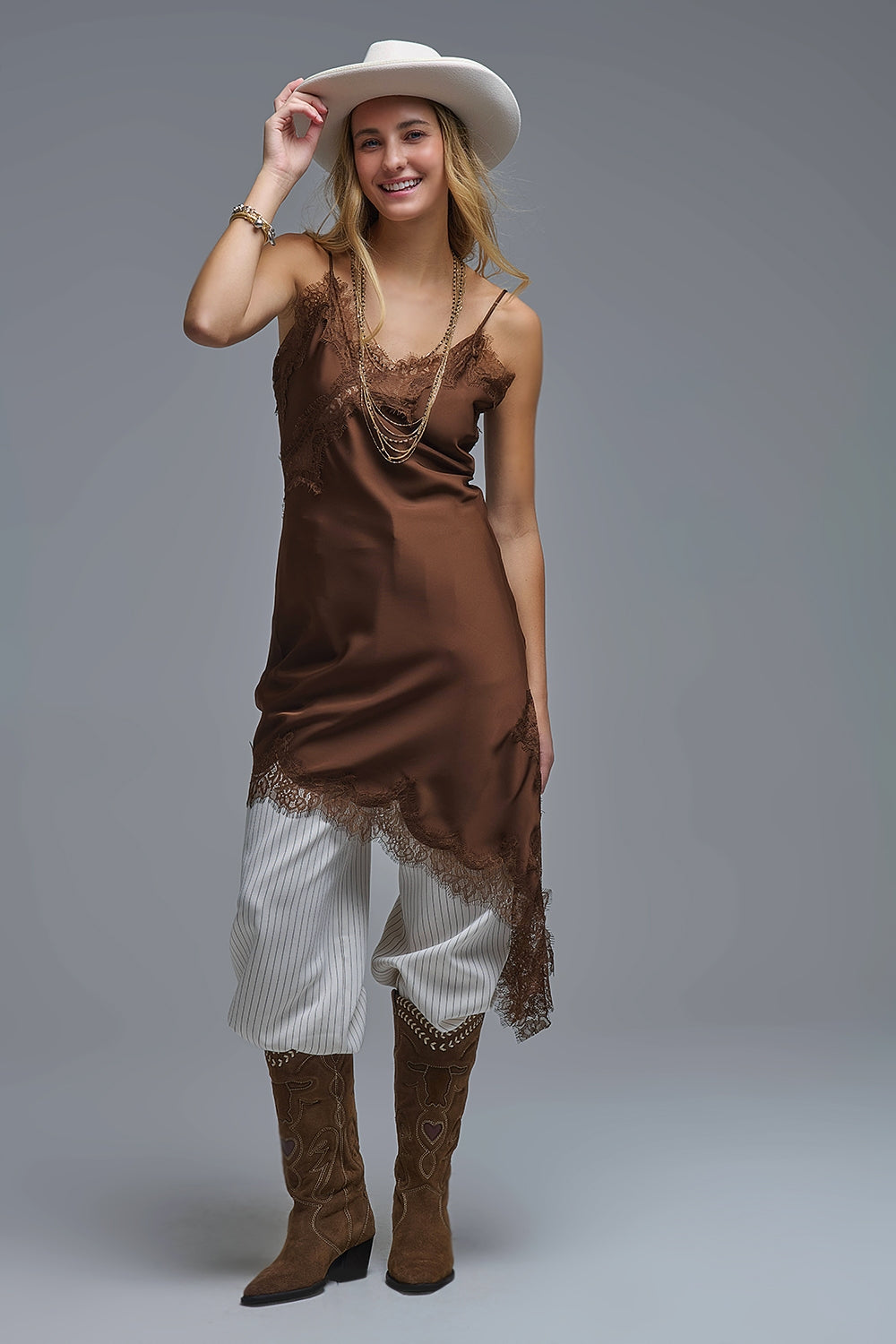 Vestido assimétrico de renda de cetim em castanho