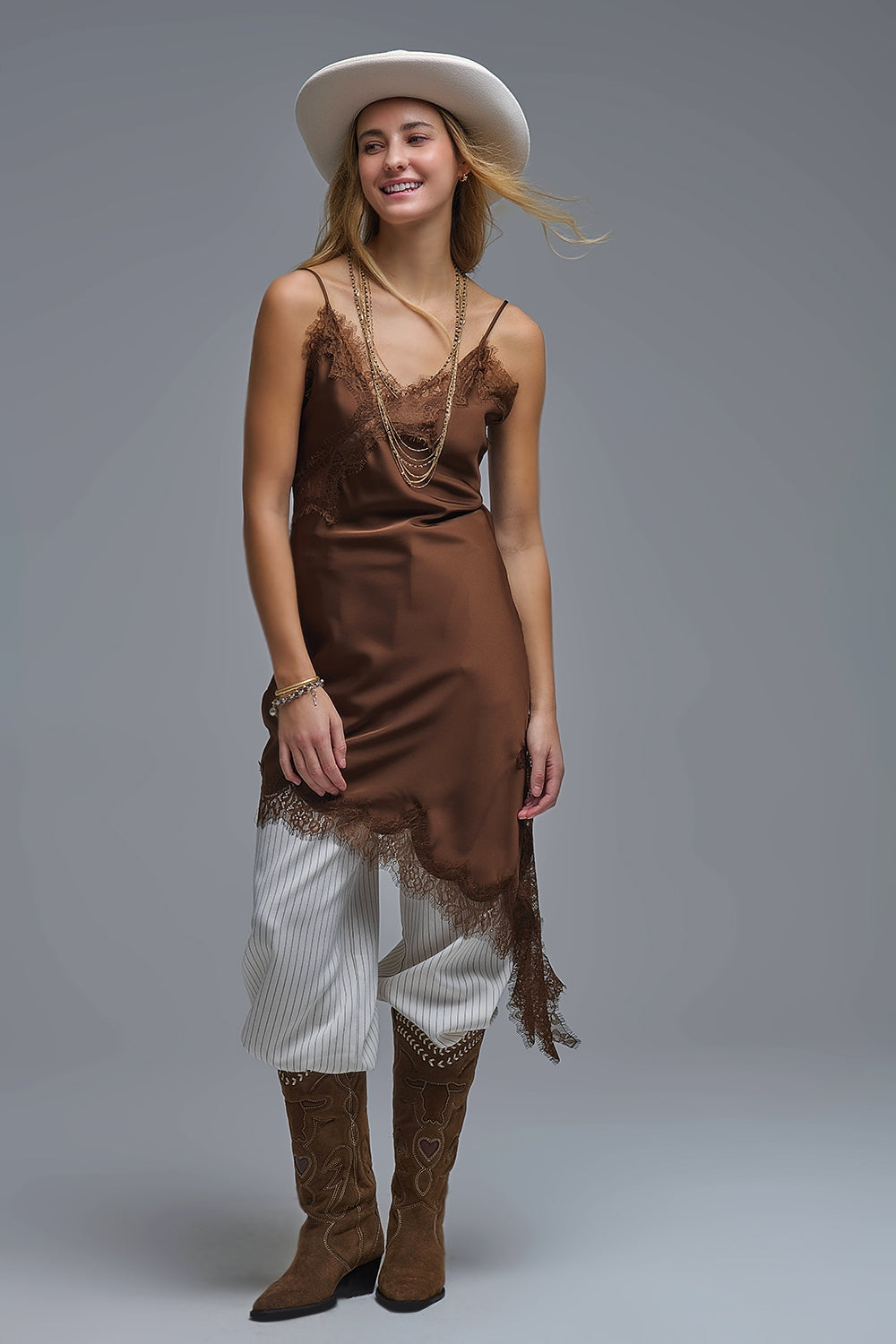 Vestido assimétrico de renda de cetim em castanho