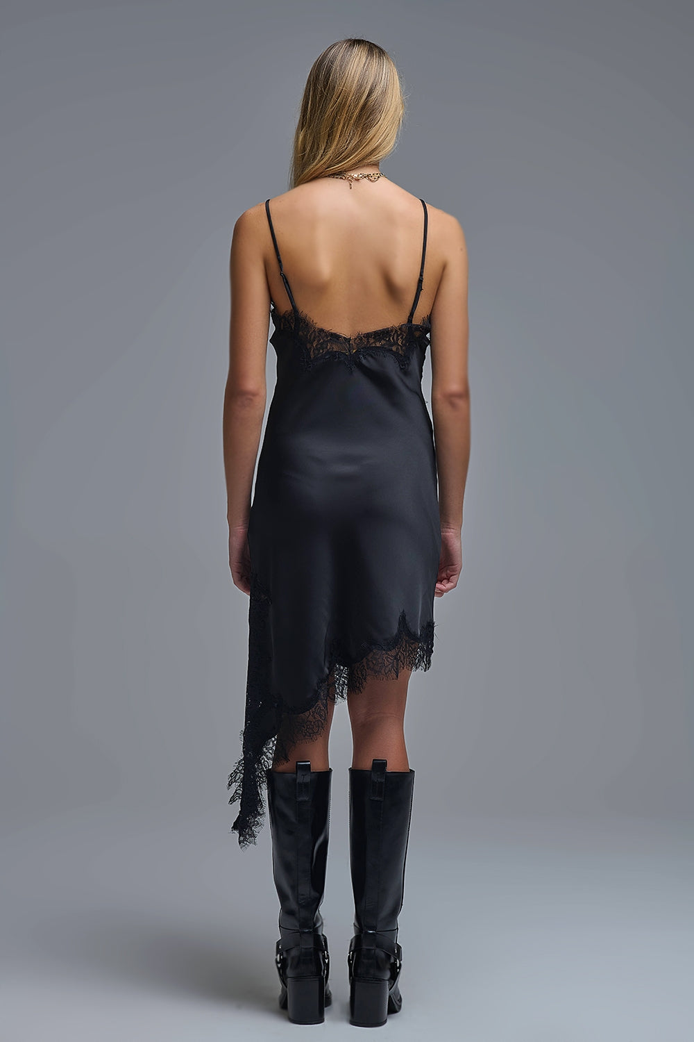 Vestido assimétrico de renda de cetim em preto