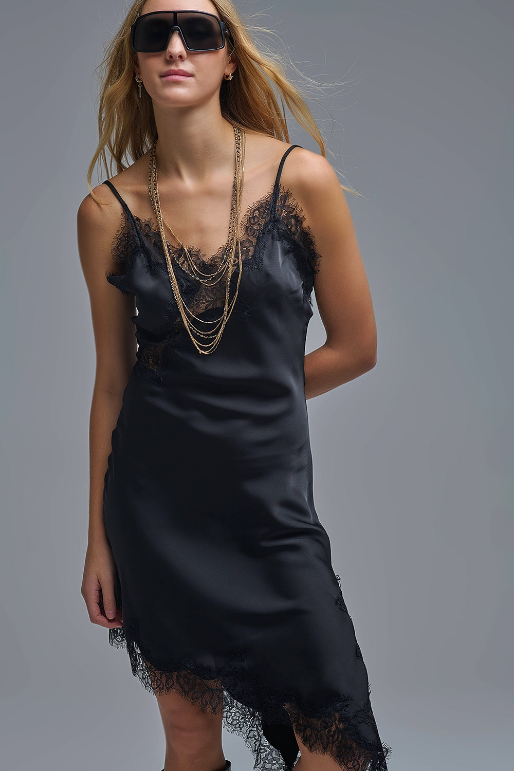 Vestido assimétrico de renda de cetim em preto