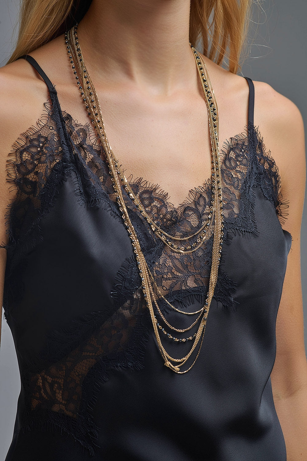 Vestido assimétrico de renda de cetim em preto
