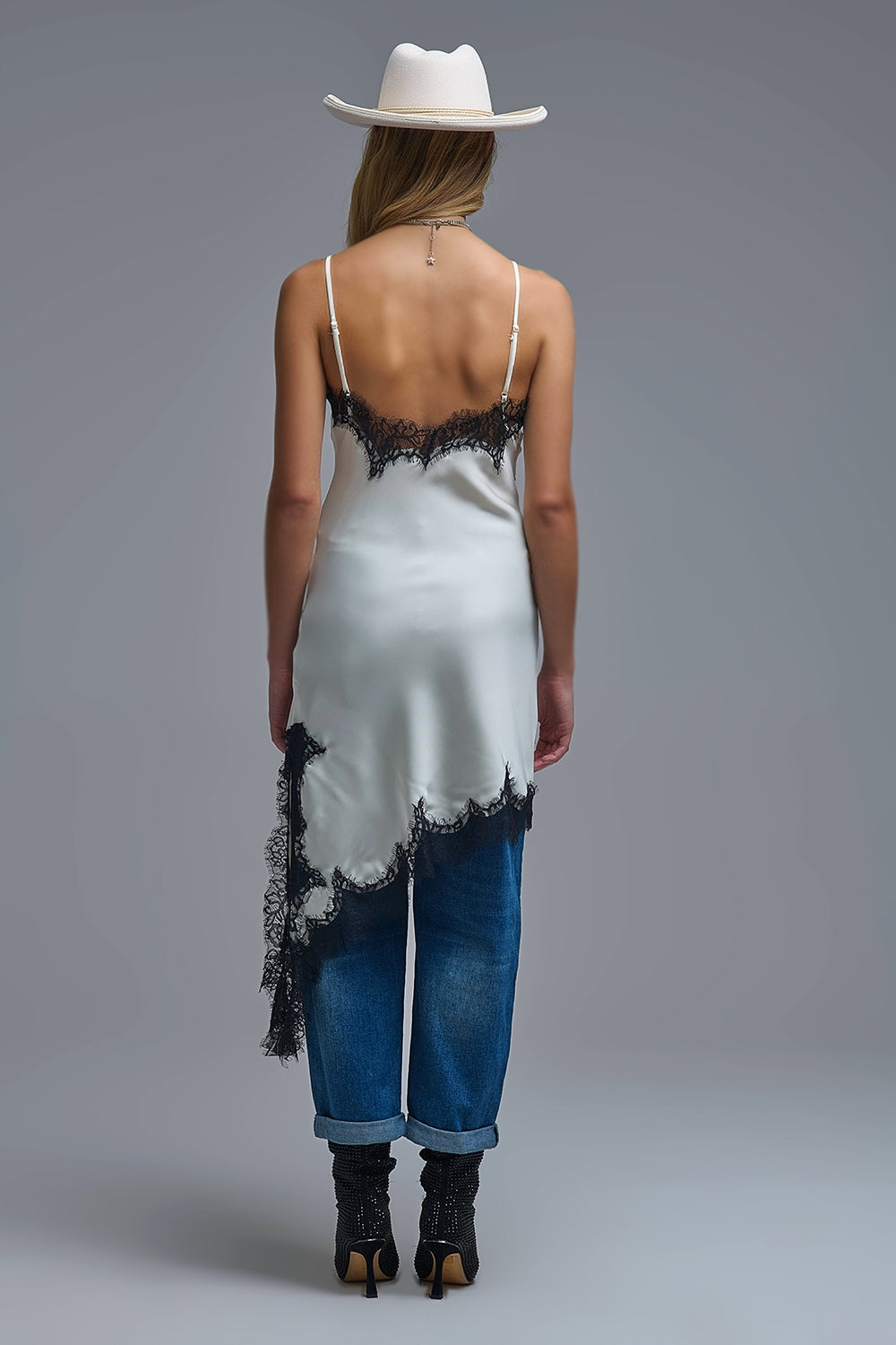 Vestido elegante assimétrico de renda de cetim branco