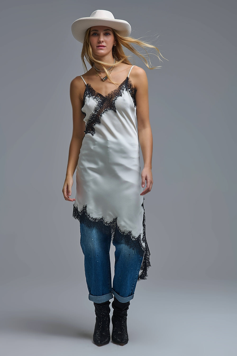 Vestido elegante assimétrico de renda de cetim branco