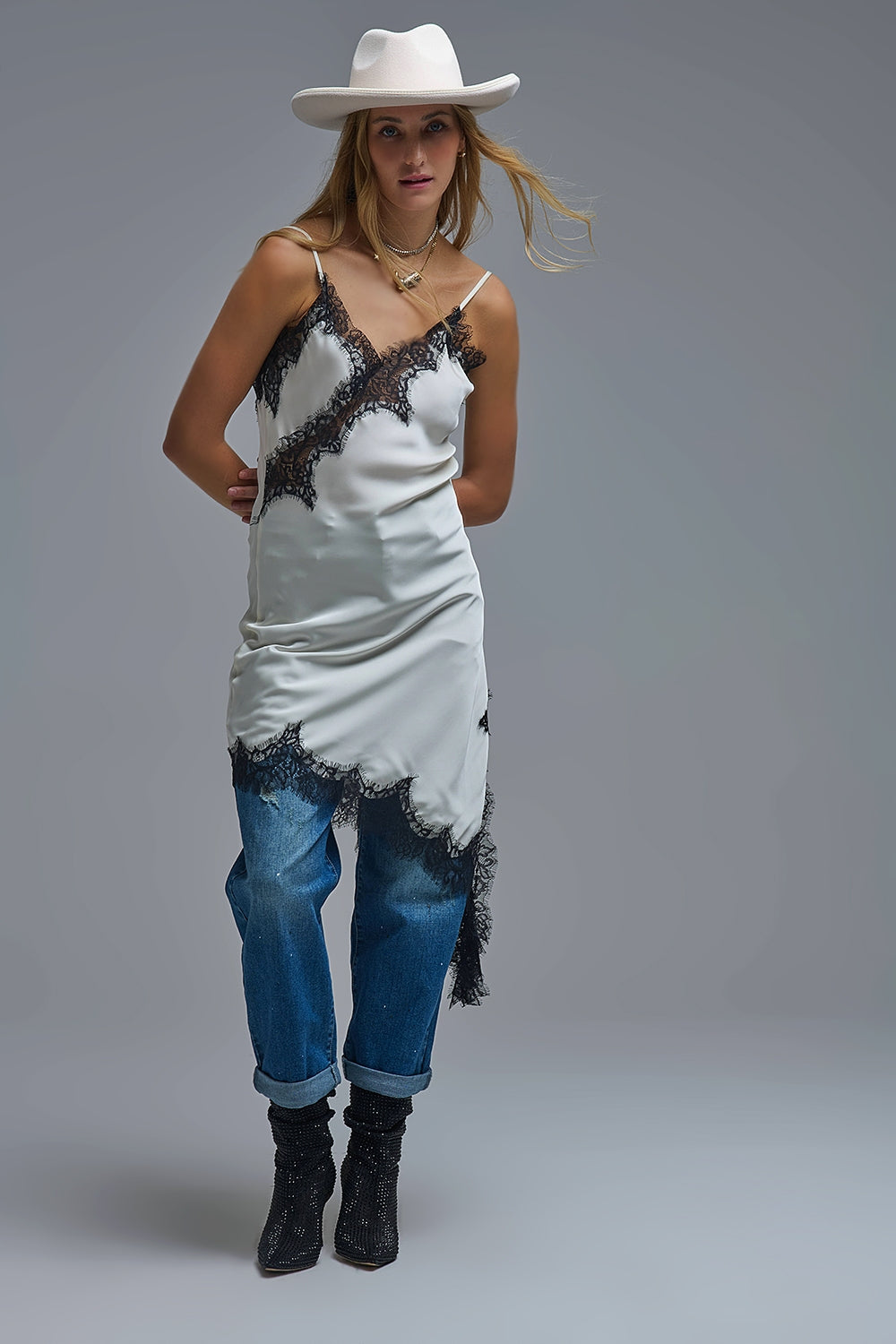 Vestido elegante assimétrico de renda de cetim branco