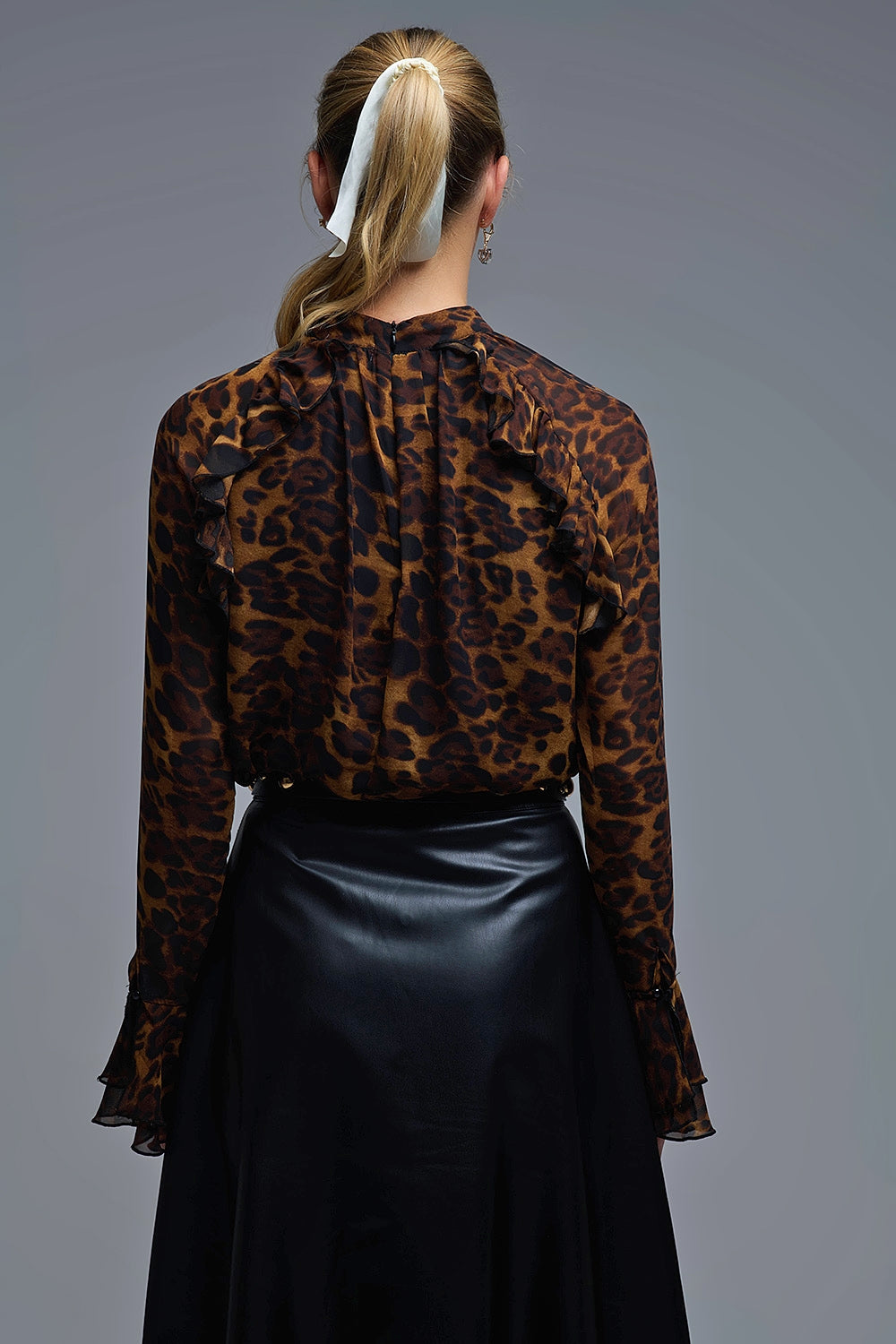 Blusa com estampado de leopardo e pormenores de folhos em chiffon