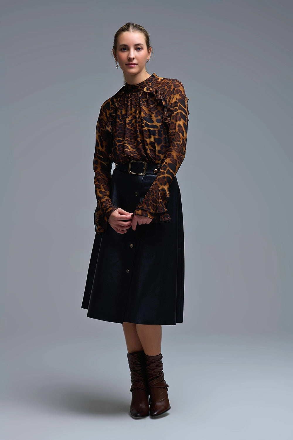 Blusa com estampado de leopardo e pormenores de folhos em chiffon