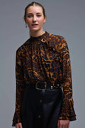 Blusa com estampado de leopardo e pormenores de folhos em chiffon