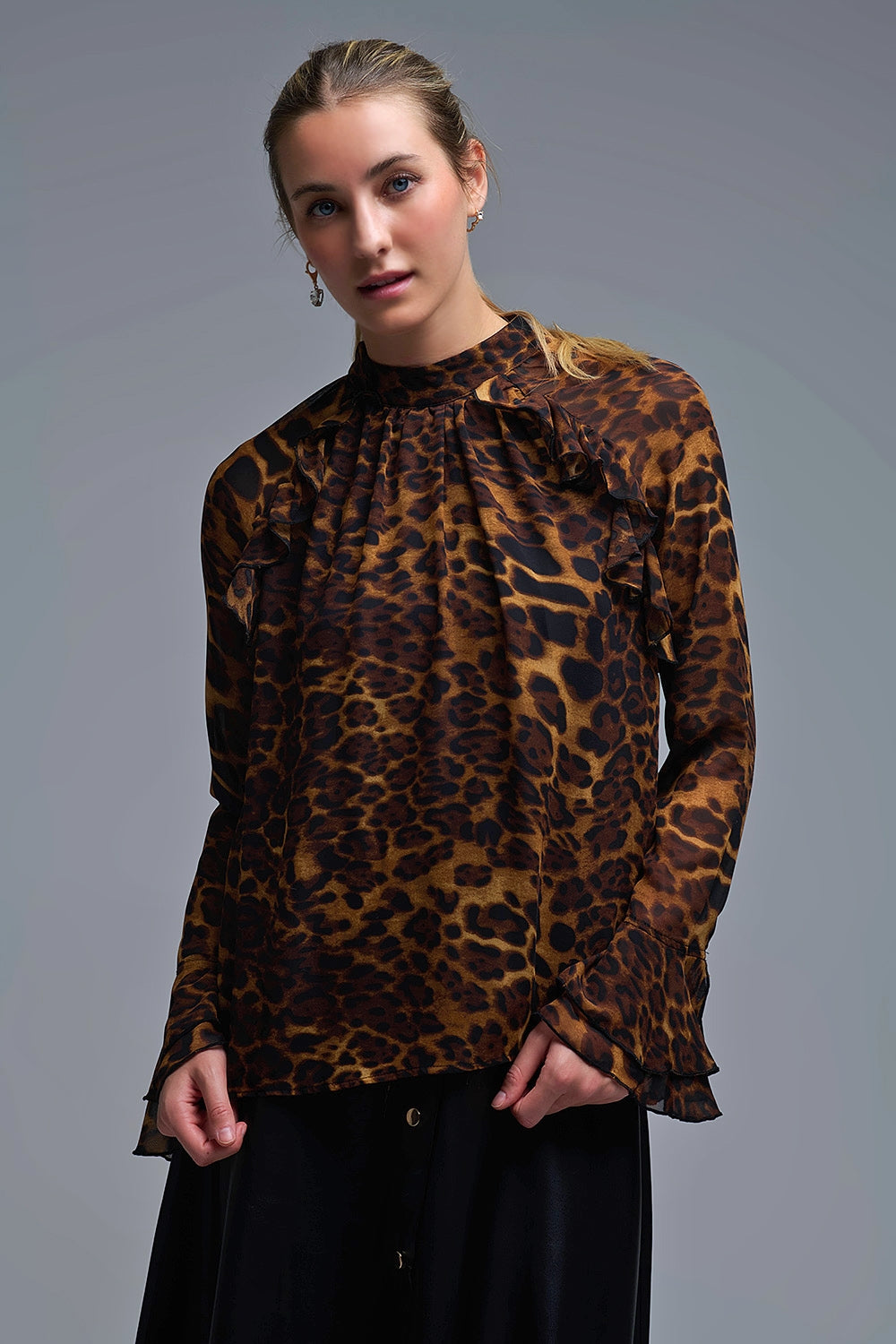 Blusa com estampado de leopardo e pormenores de folhos em chiffon