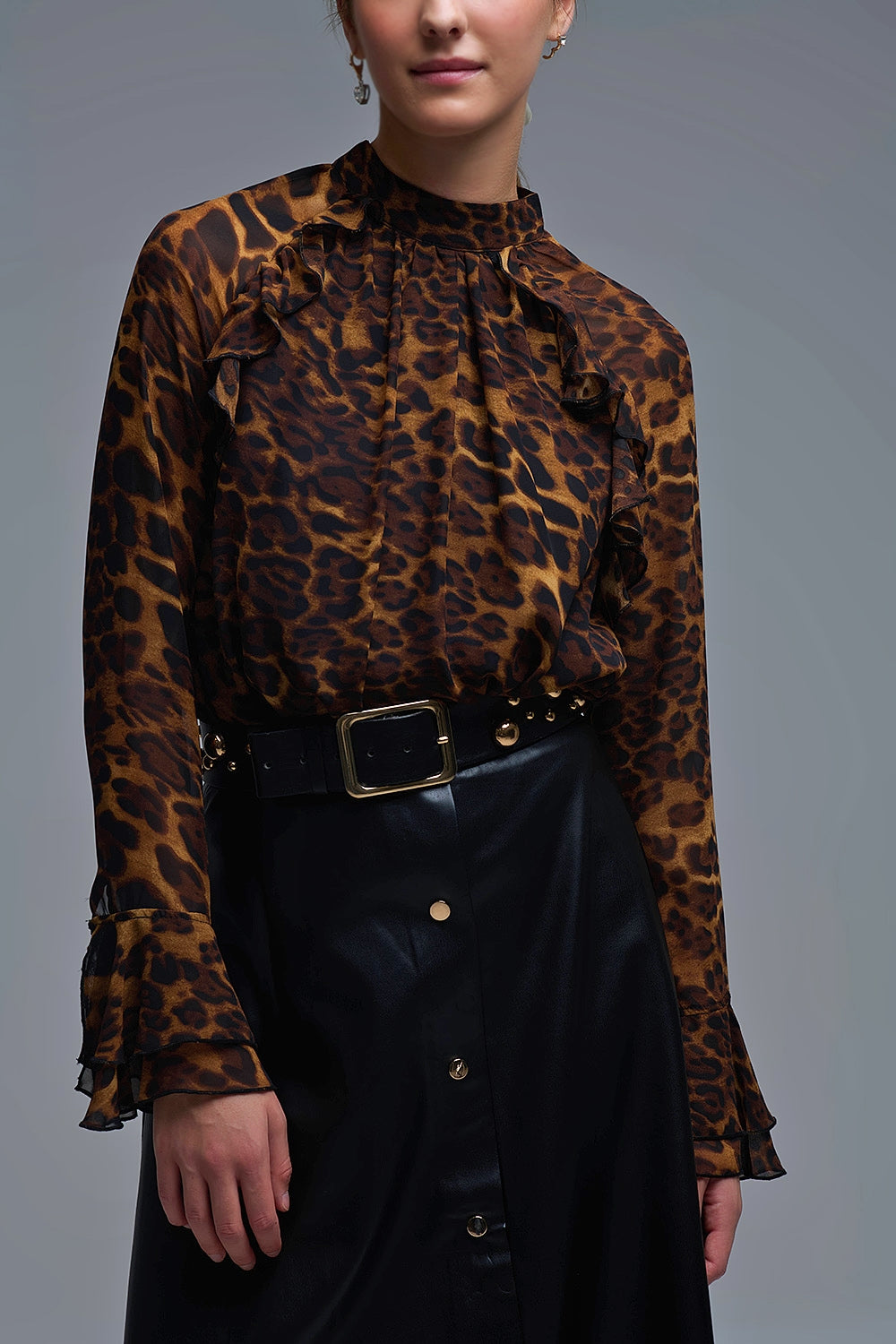 Blusa com estampado de leopardo e pormenores de folhos em chiffon