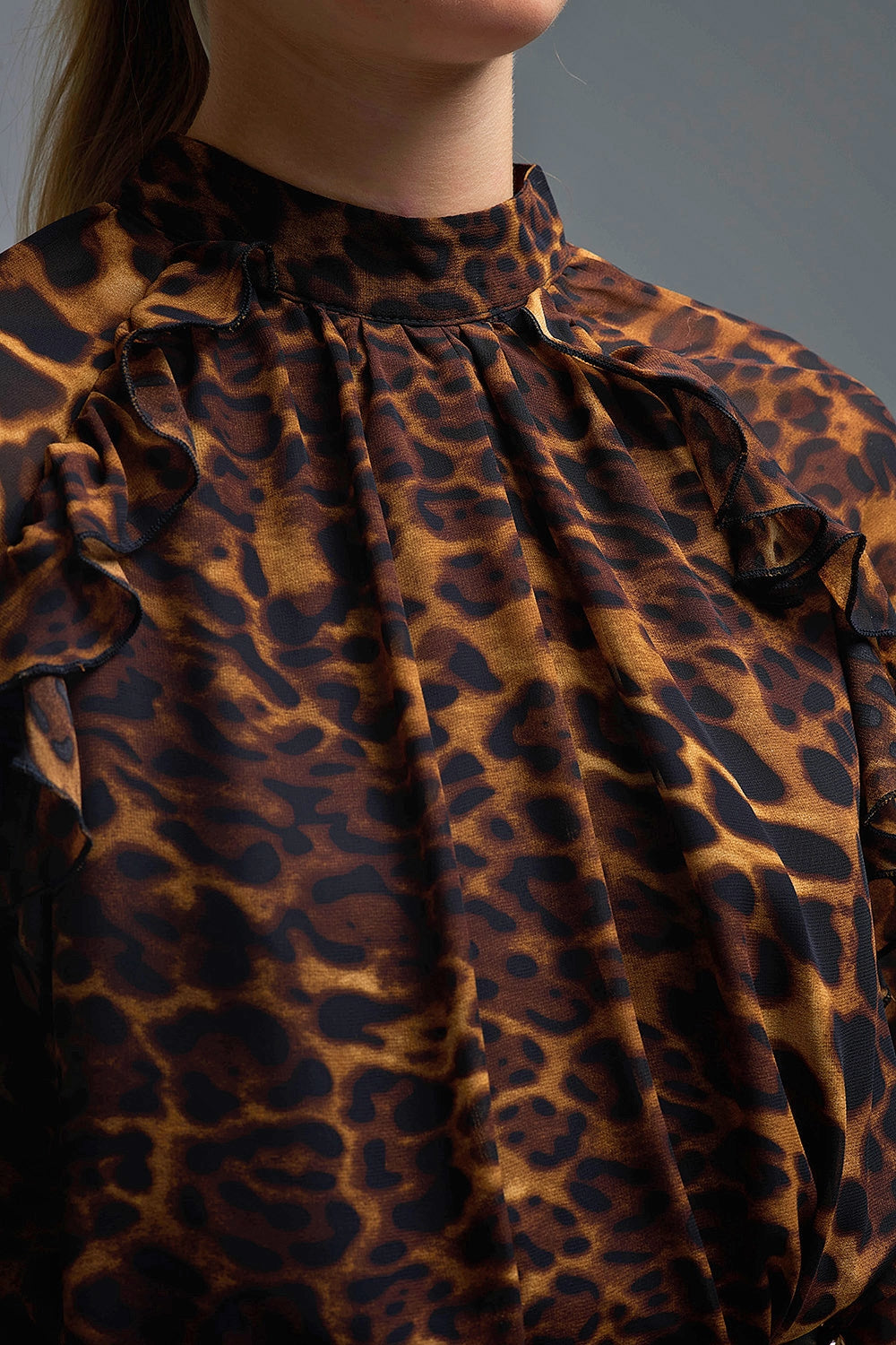 Blusa com estampado de leopardo e pormenores de folhos em chiffon
