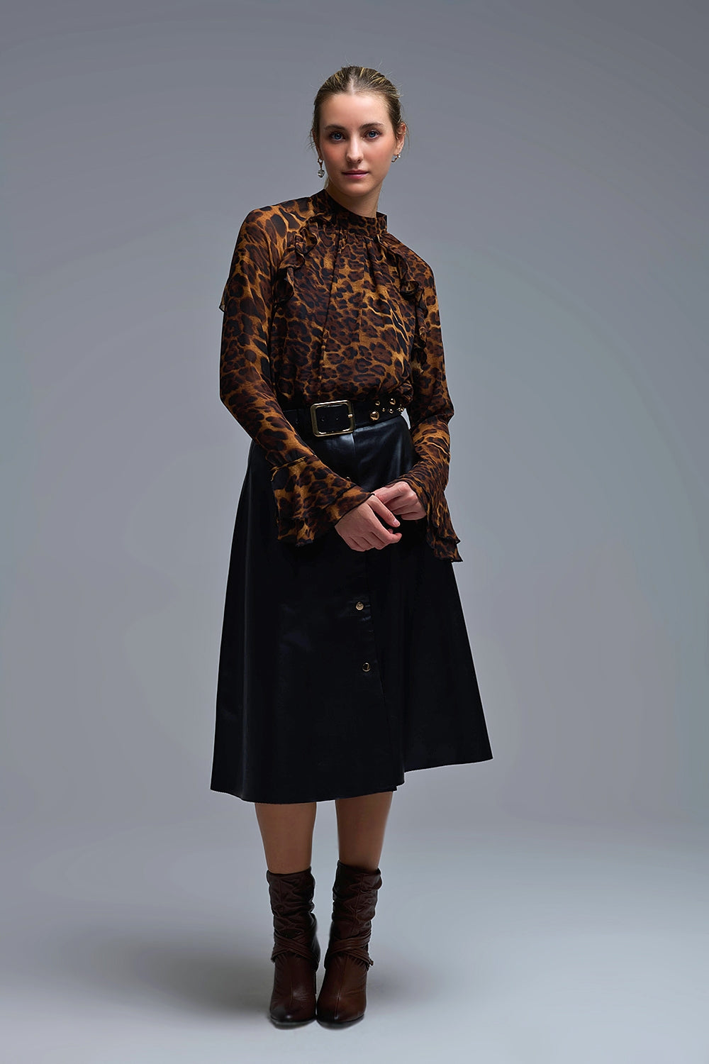 Blusa com estampado de leopardo e pormenores de folhos em chiffon