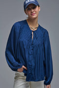 Camisa de cetim azul chique com renda