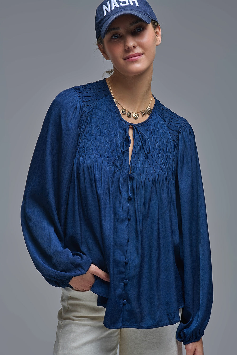 Camisa de cetim azul chique com renda