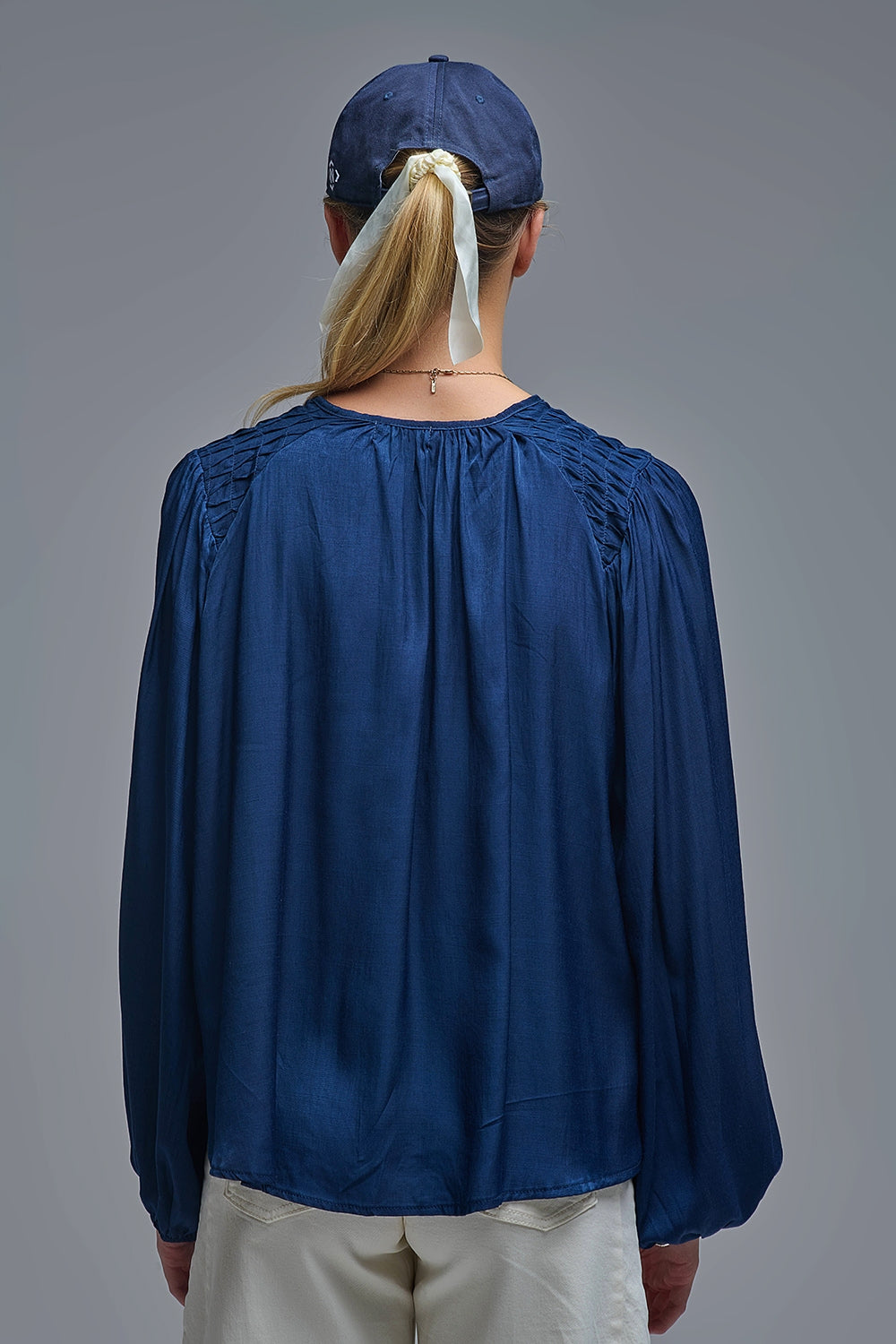 Camisa de cetim azul chique com renda