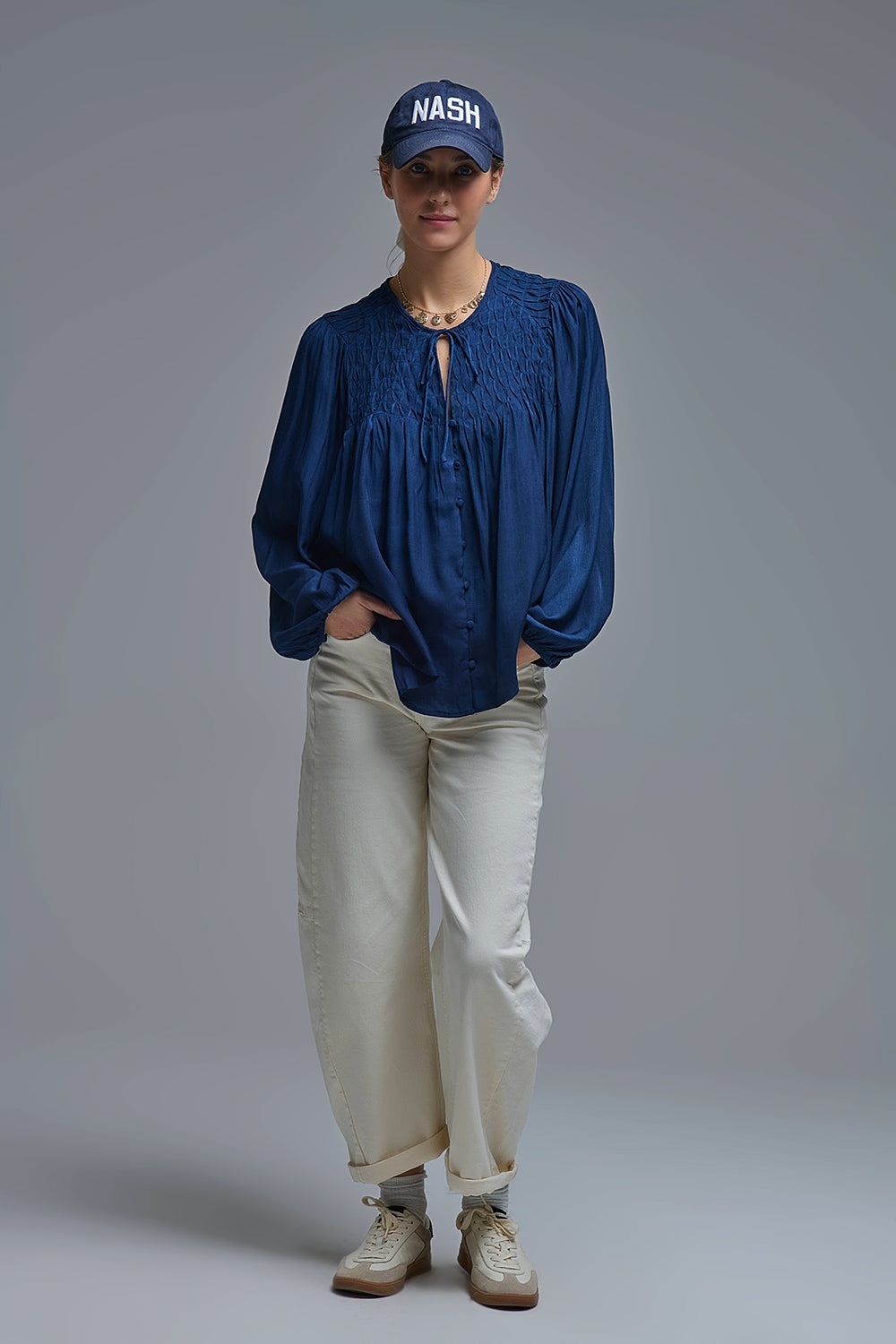 Camisa de cetim azul chique com renda