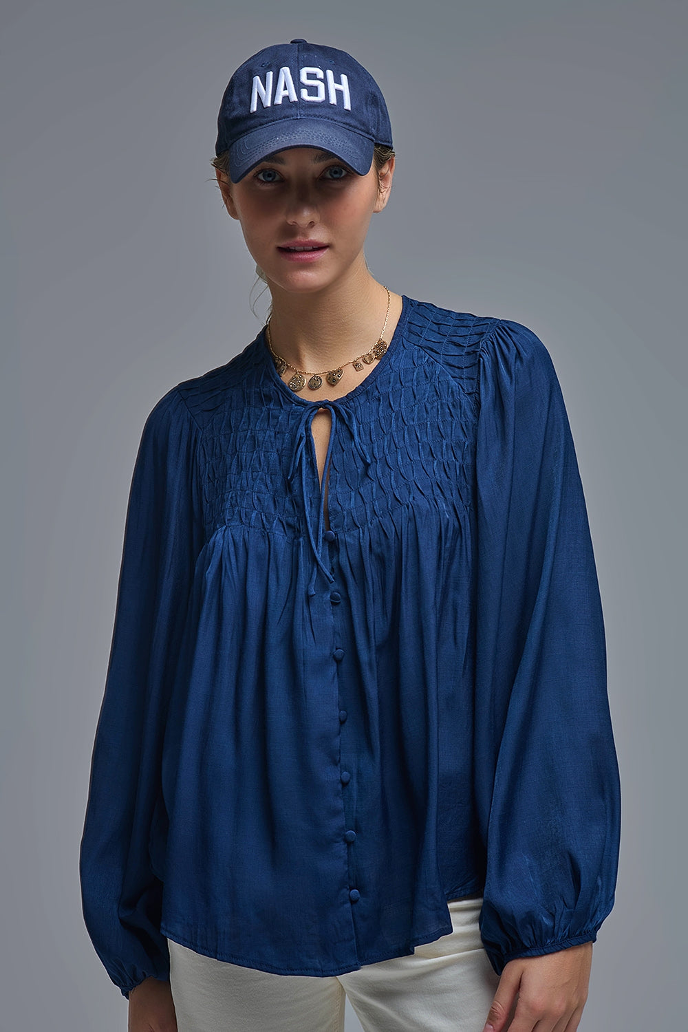 Camisa de cetim azul chique com renda