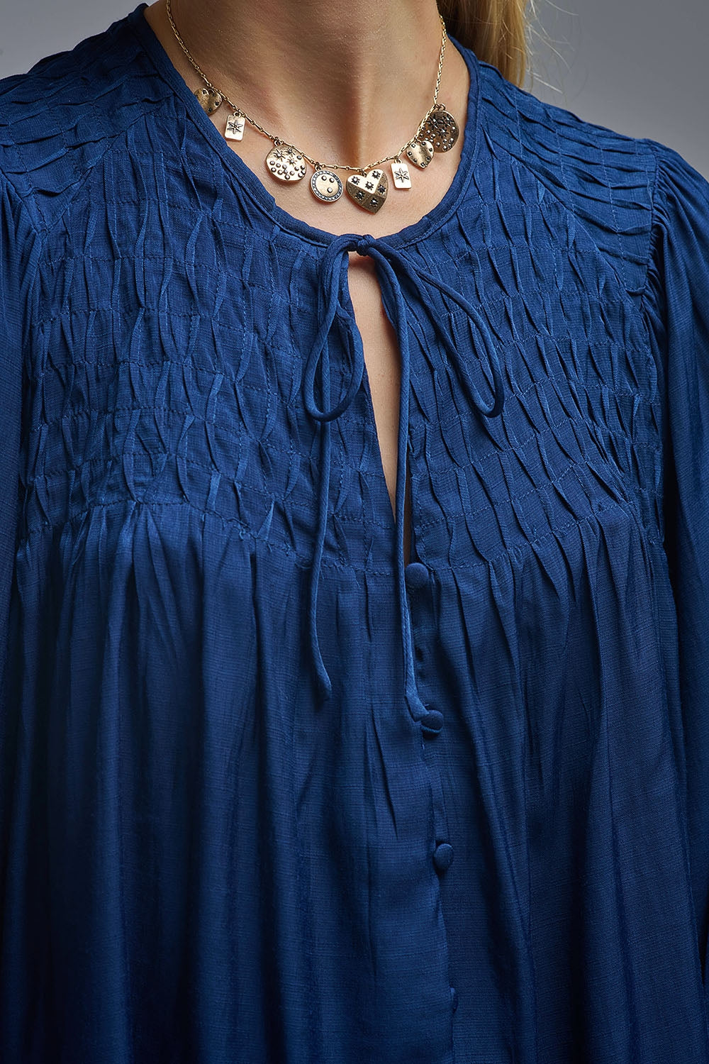 Camisa de cetim azul chique com renda