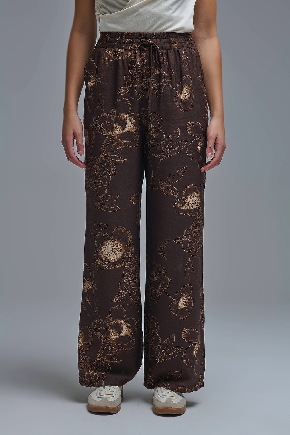 Calças leves e fluidas castanhas com estampado floral outonal