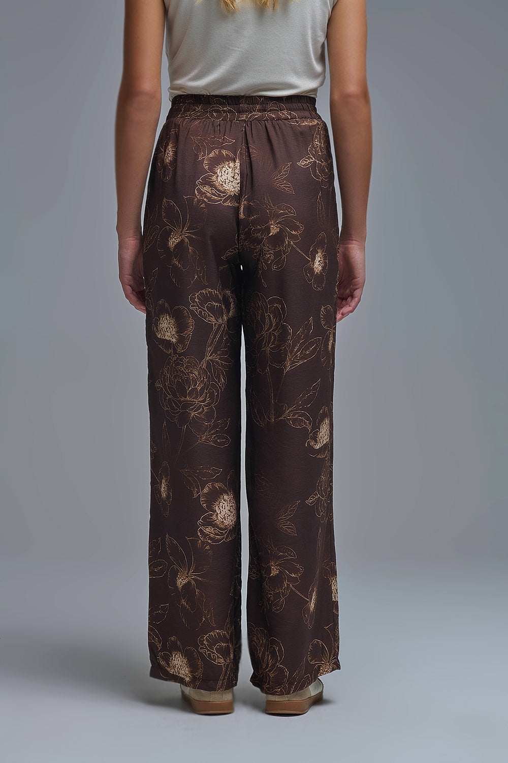 Calças leves e fluidas castanhas com estampado floral outonal