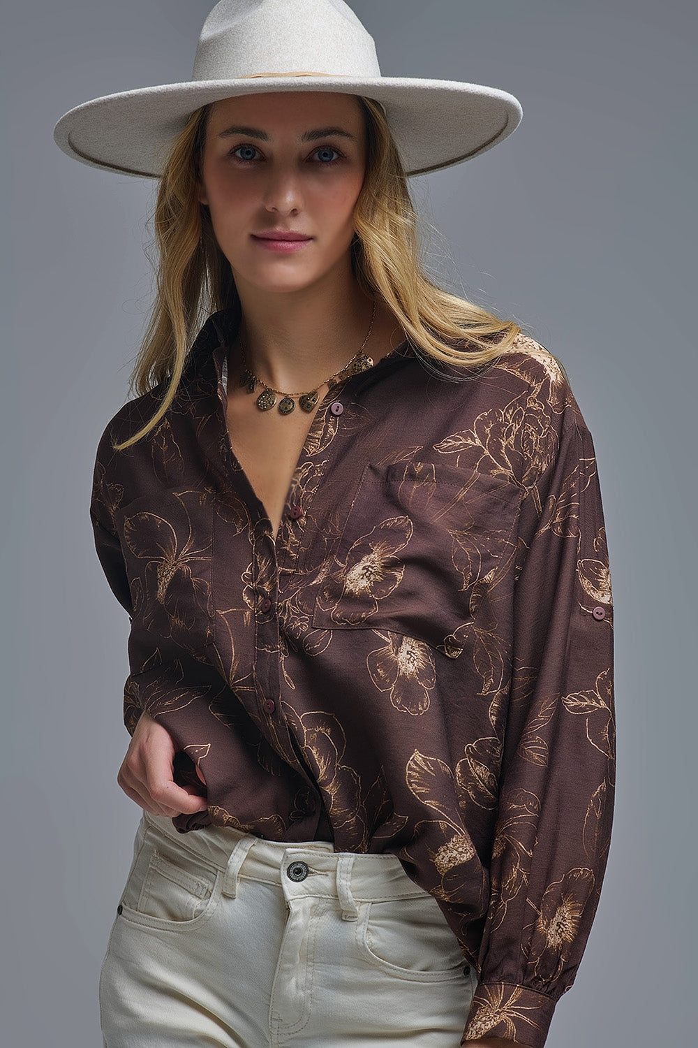Camisa castanha leve e fluida com estampado floral outonal