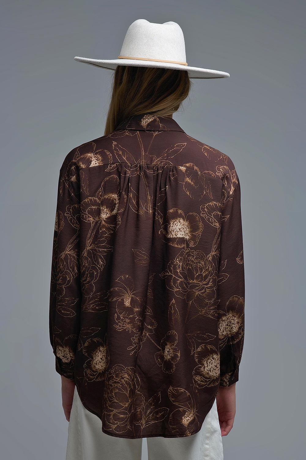 Camisa castanha leve e fluida com estampado floral outonal