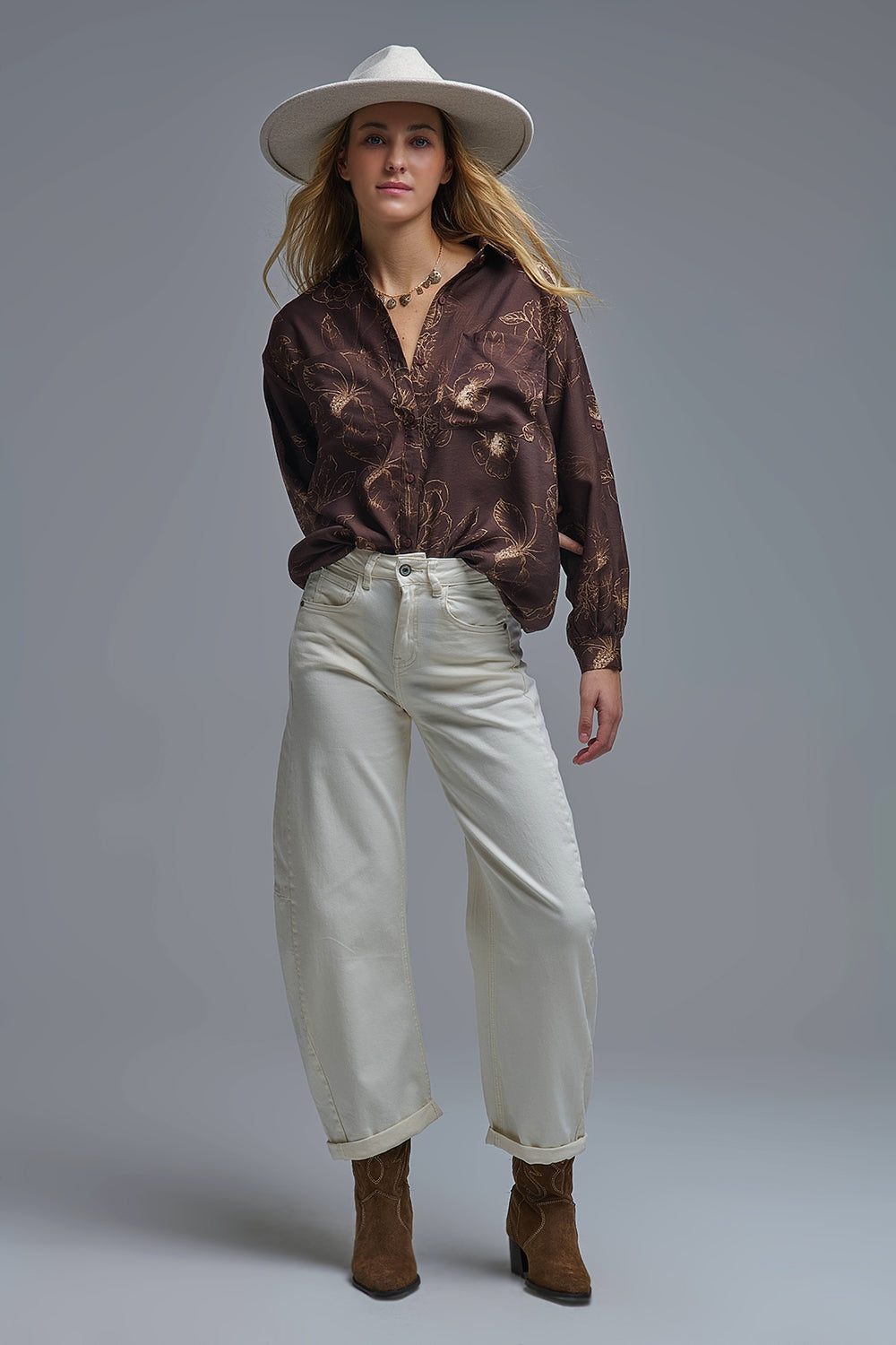 Camisa castanha leve e fluida com estampado floral outonal