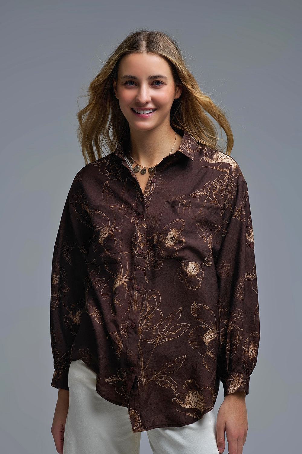 Camisa castanha leve e fluida com estampado floral outonal