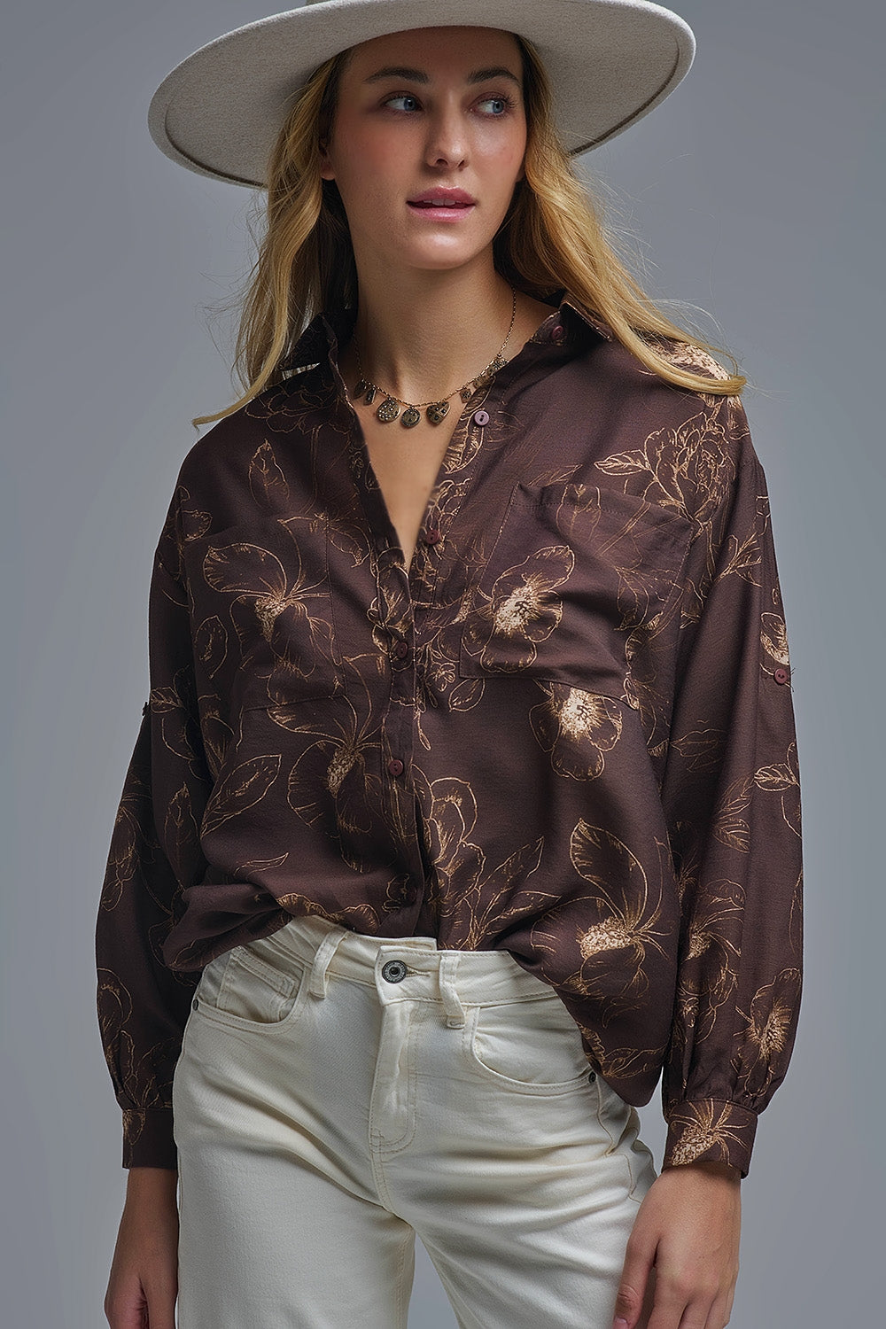 Camisa castanha leve e fluida com estampado floral outonal