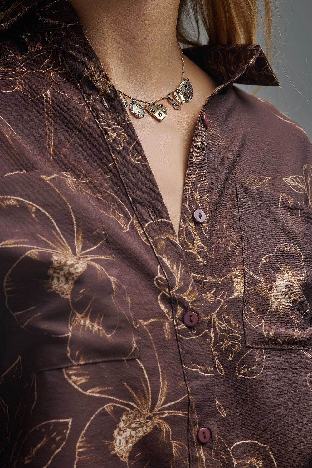Camisa castanha leve e fluida com estampado floral outonal