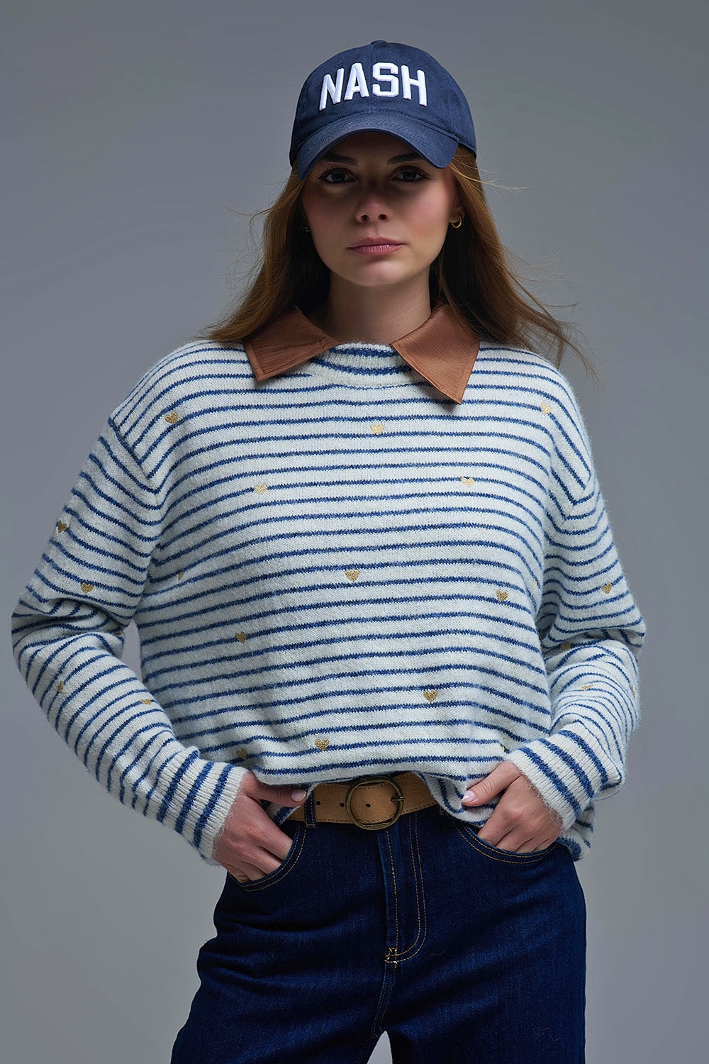 Camisola de malha com riscas azuis e coração dourado bordado