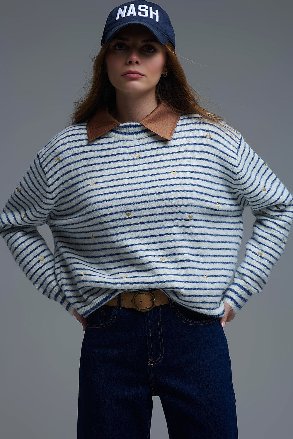 Camisola de malha com riscas azuis e coração dourado bordado